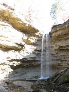 Der 16 Meter hohe Wasserfall am Ender der Pähler Schlucht.