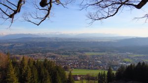 Blick vom Hohen Peißenberg über den Ort Hohenpeißenberg Richtung Alpen
